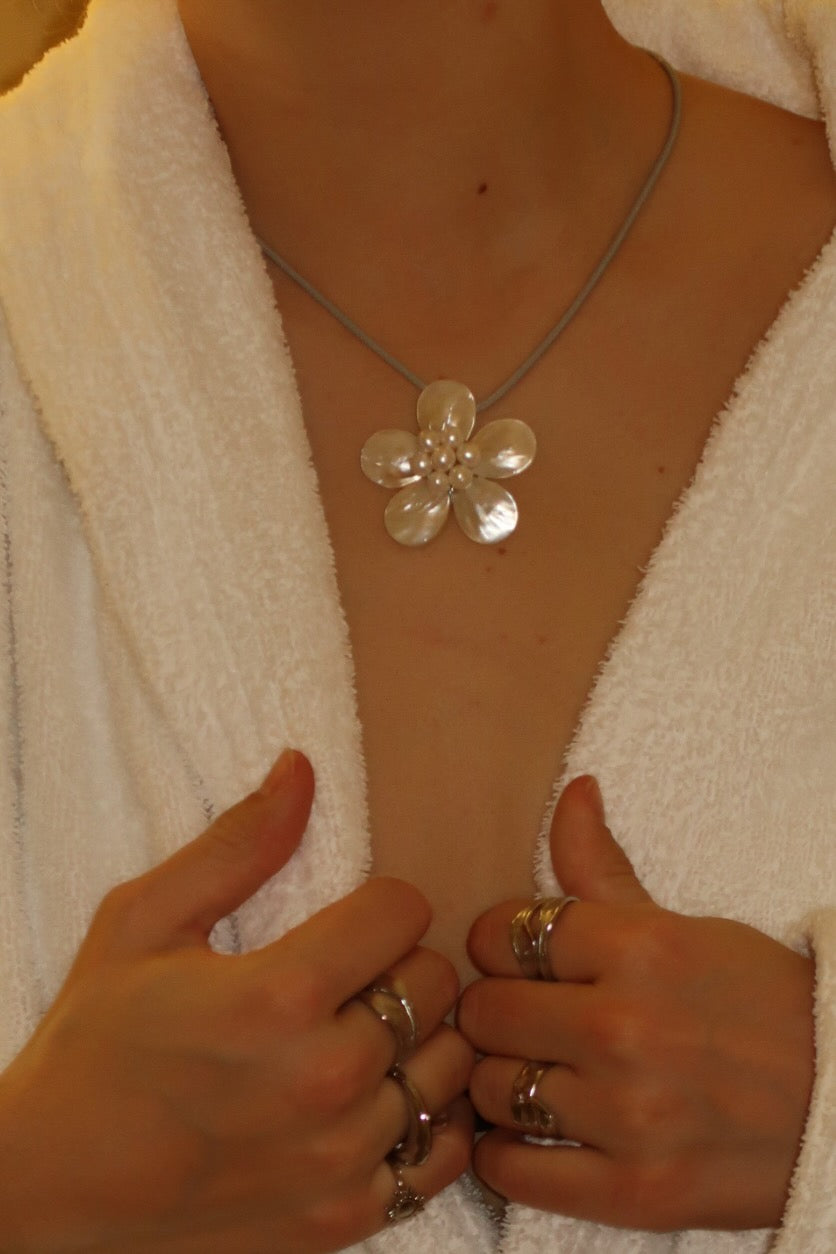 VINCA - FLOWER NECKLACE MADE OUT OF SHELL PEARLS WITH A COTTON BAND