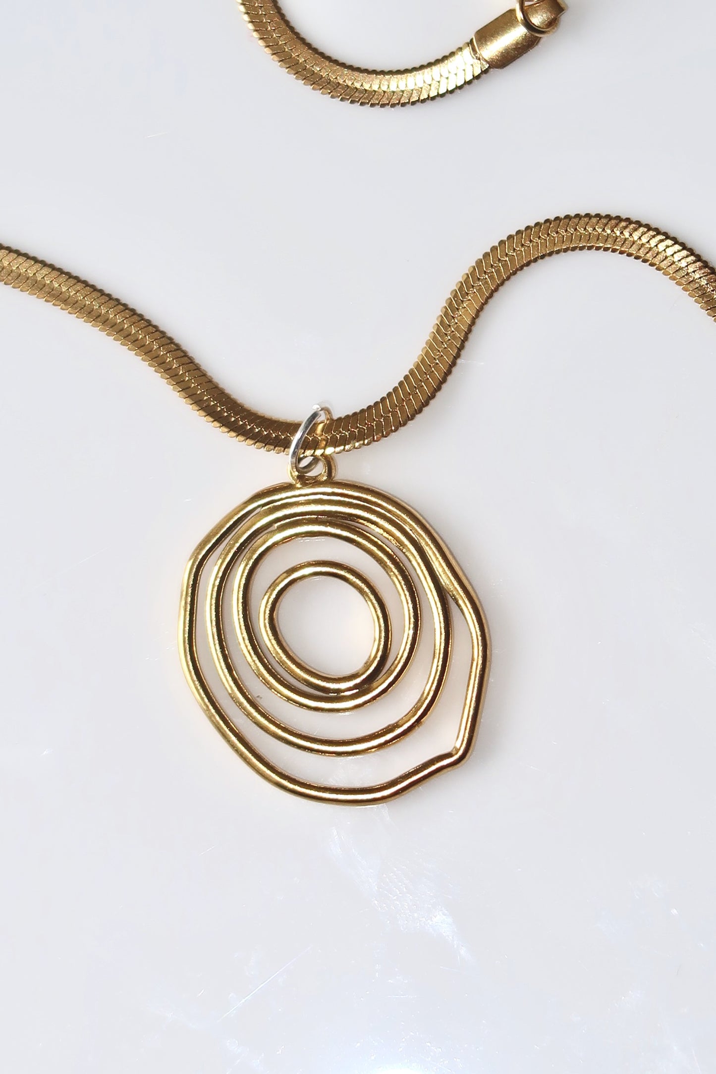 ZINNIA - GOLD SWIRL NECKLACE IN STAINLESS STEEL WITH 18K GOLD PLATING WATERPROOF