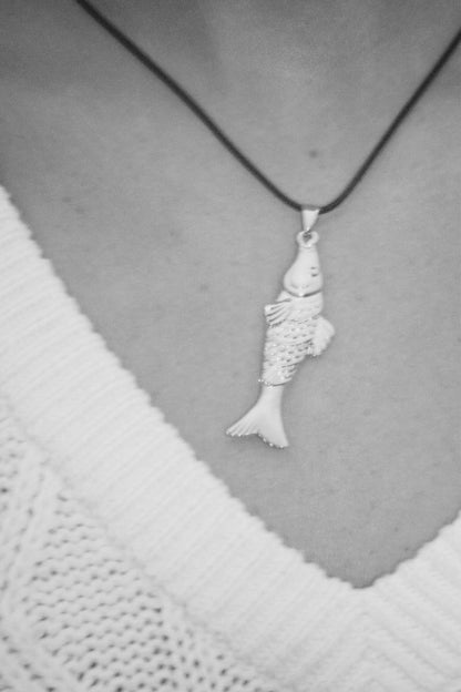 VERBENA - SILVER FISH NECKLACE WITH A BLACK BAND